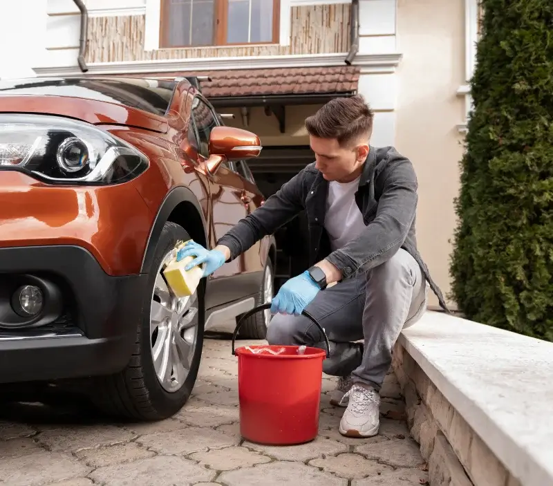 Lavage auto à domicile Mairy-sur-Marne : professionnel intervenant sur un véhicule